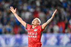 华体会官网-武汉队球迷热情高涨，声援直逼主场