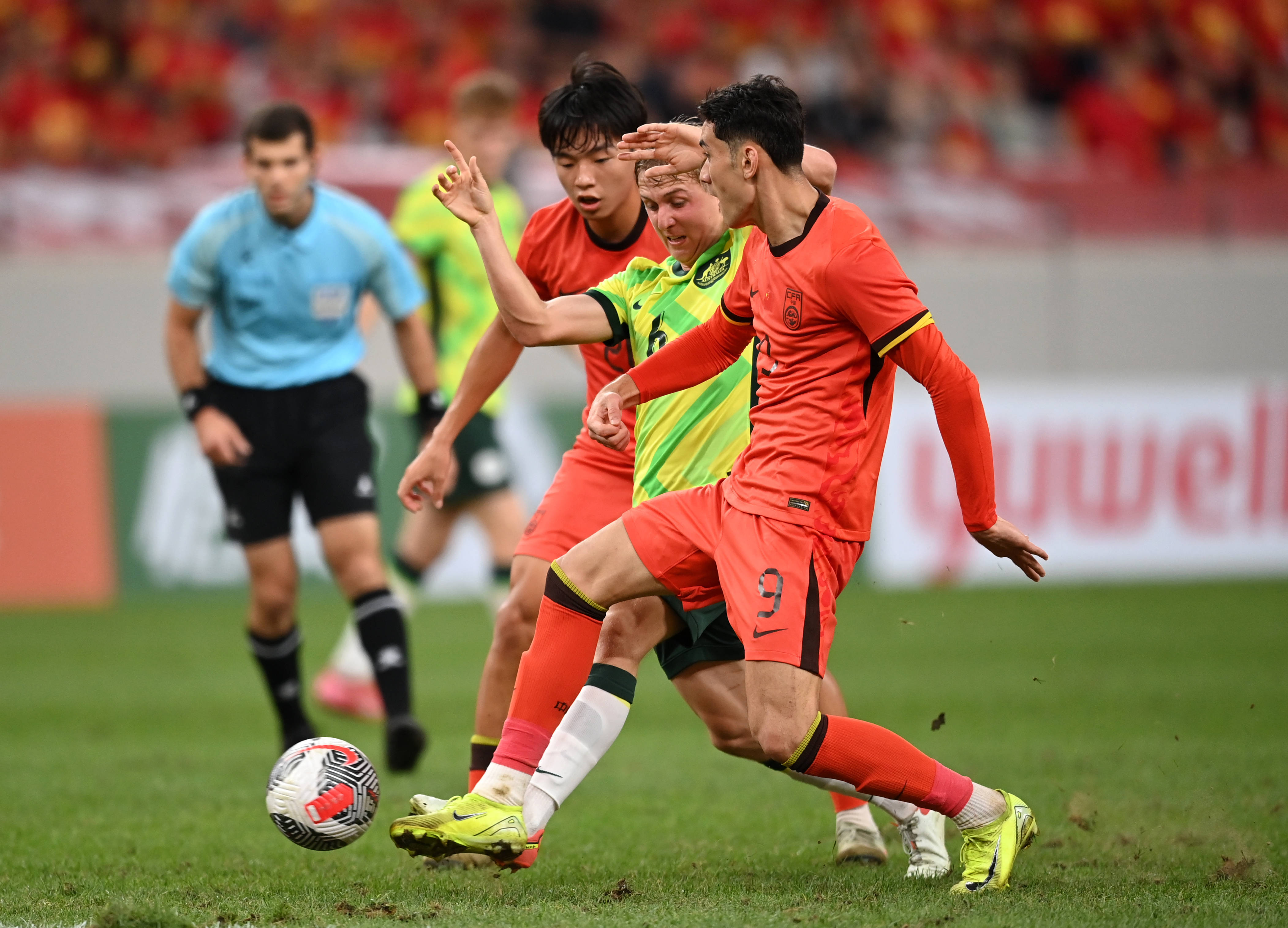 国内足球职业联赛2022首轮激情上演