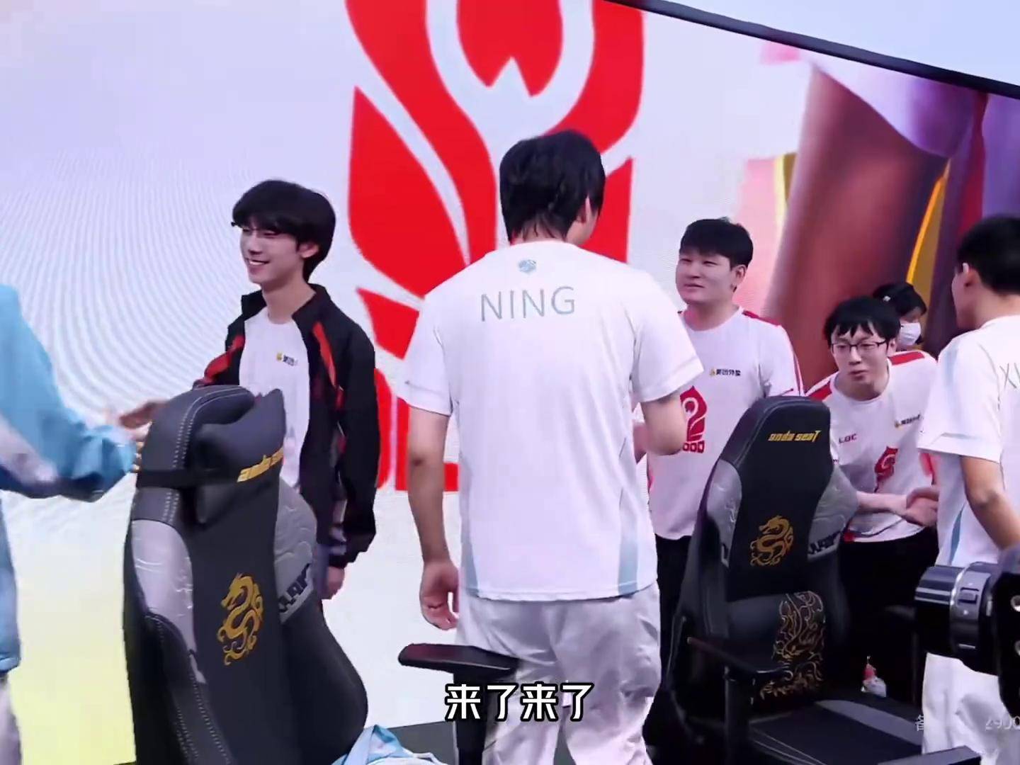 T1血洗NS,Doinb关键团战开团秒人激烈交锋淘汰赛,点燃全场激情 T1血洗NS,Doinb关键团战开团秒人激烈交锋淘汰赛,点燃全场激情