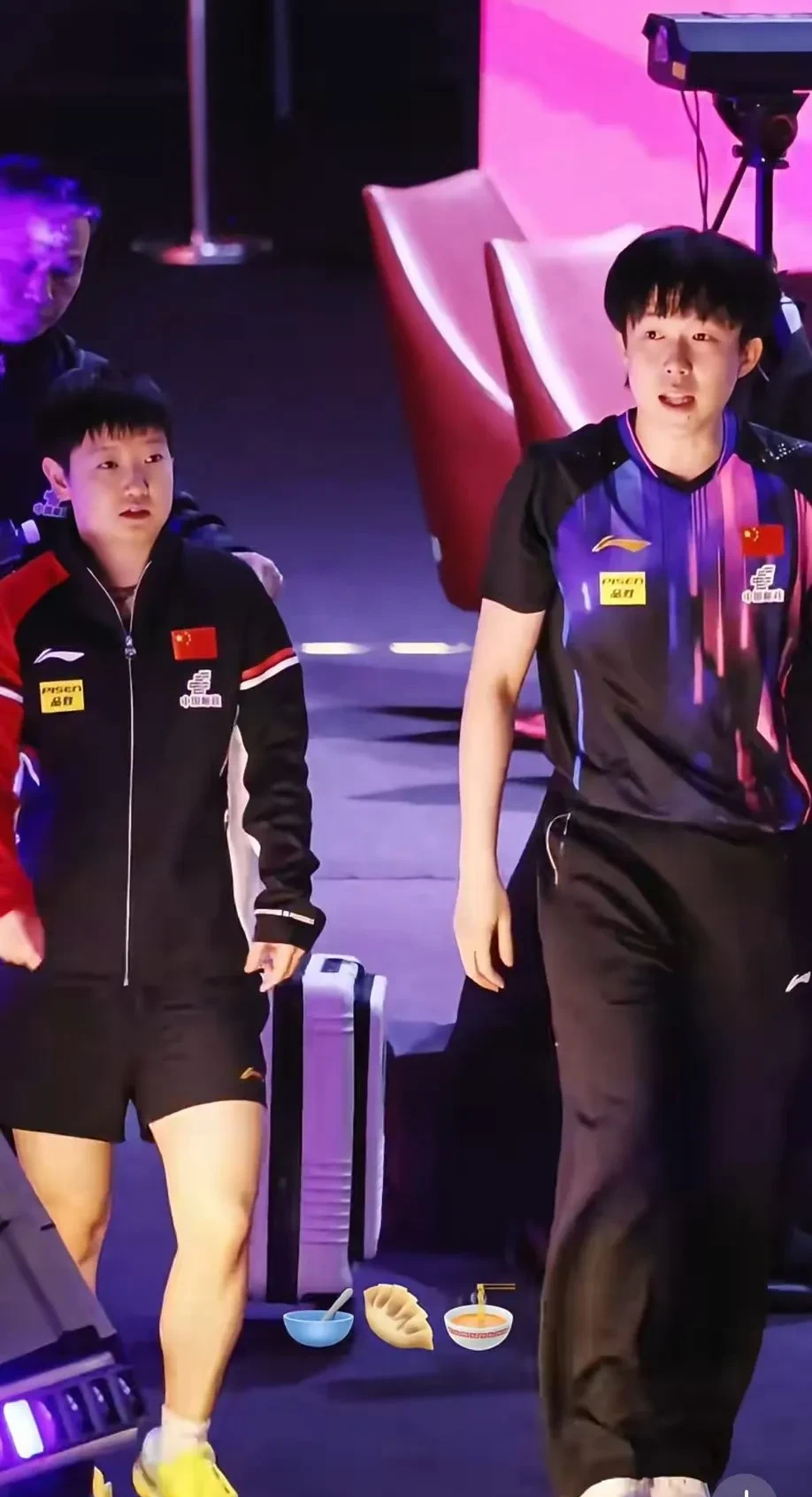 中国羽毛球队力克泰国羽毛球队，辛杜三分雨点燃全场